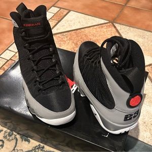 🖤🩶Jordan 9 Retro 🔥 🔥 🏀 🏀 Athleisure 👟 Mens 8.5 Women 10 Grey Black Red